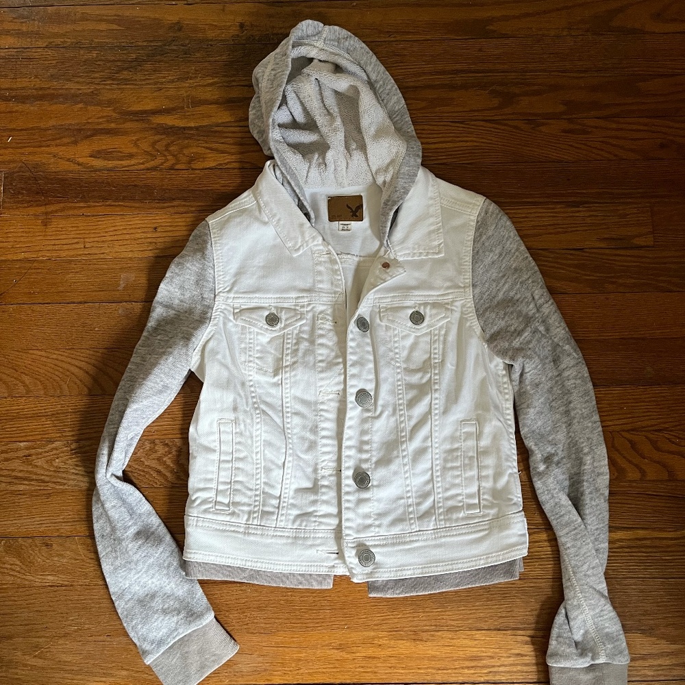 LIKE NEW. AMERICAN EAGLE WHITE JEAN JACKET WITH HOOD. SIZE XS